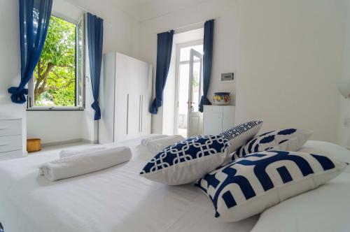 Un pat sau paturi într-o cameră la Il Veliero B&B charming rooms