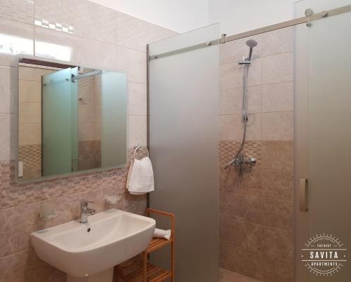 Koupelna v ubytování Gjiri i Lalzit - Vila Savita - Perla Resort