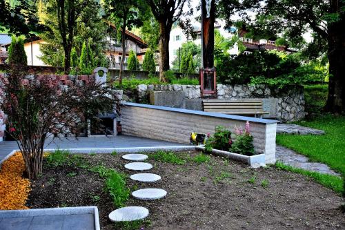 Un jardín fuera de Ferienwohnung Sevim
