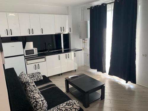 ein Wohnzimmer mit einem Sofa und einem Tisch in der Unterkunft Apartament Mamaia Nord Coca in Mamaia Nord – Năvodari