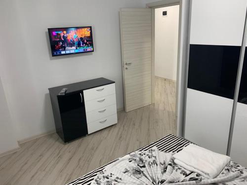 ein Schlafzimmer mit einem Bett und einem TV an der Wand in der Unterkunft Apartament Mamaia Nord Coca in Mamaia Nord – Năvodari