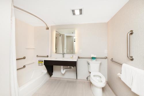 Ванна кімната в Holiday Inn Express - Delafield, an IHG Hotel