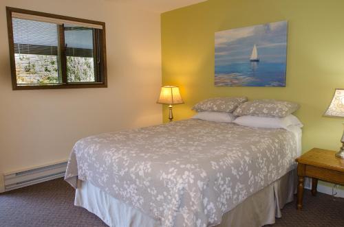 Un pat sau paturi într-o cameră la St. Andrews By The Lake