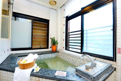 Kamar mandi di Wulai Town House