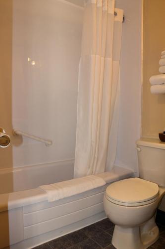 Un baño de Rum Runner Inn