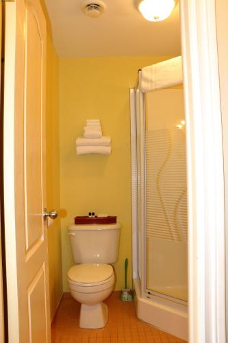 Un baño de Rum Runner Inn