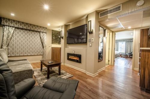 a living room with a couch and a fireplace at Hotel Strata in Mountain View