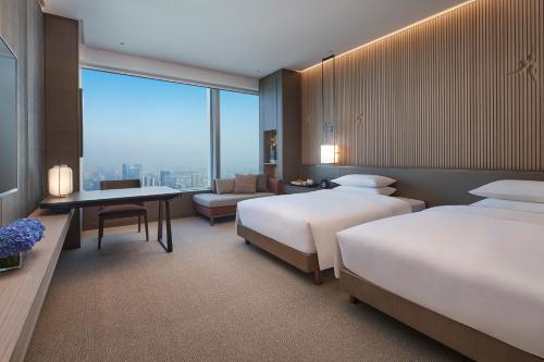 Giường trong phòng chung tại Grand Hyatt Hefei