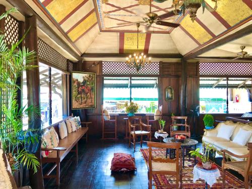 a living room with a couch and a table at Posada La Patriciana in Taal