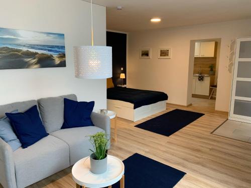 a living room with a couch and a bed at Ferienwohnung Felix in Schleswig