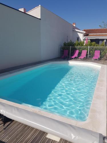 a large swimming pool with blue water at Appartement Aix (1 à 2 personnes) in Châtelaillon-Plage