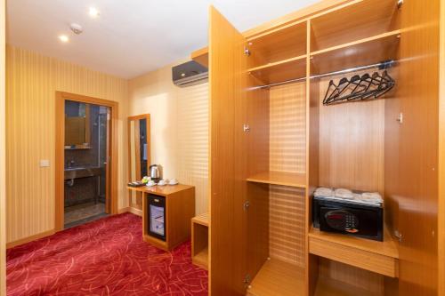 una stanza con una stanza con una tv e una stanza con una stanza di Regno Hotel a Istanbul