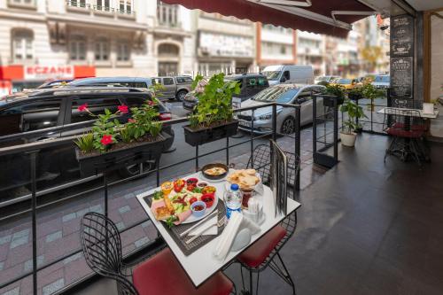 un tavolo con un piatto di cibo su un balcone di Regno Hotel a Istanbul