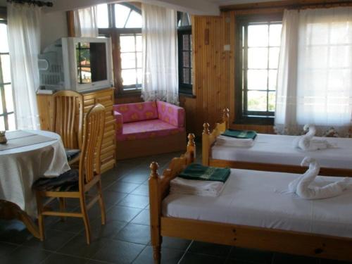 Zimmer mit 3 Betten und Schwänen darauf in der Unterkunft Апартамент КИМАКО, 100м2 на цена за хотелска стая за двама in Zarewo