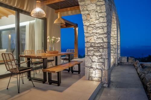 Gallery image of SUOLO di GIOIA Villa with magnificent sea view and infinity pool 18*4m in Koríthion