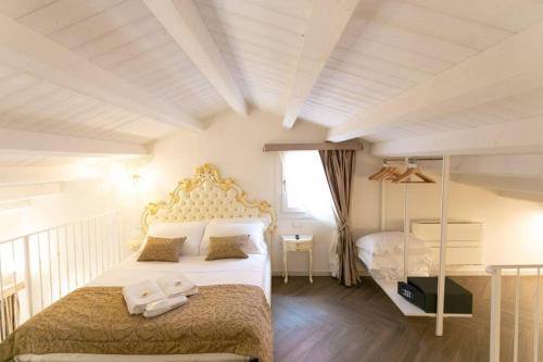 Posteľ alebo postele v izbe v ubytovaní Suite Duplex Apartment ApartSuite Chioggia