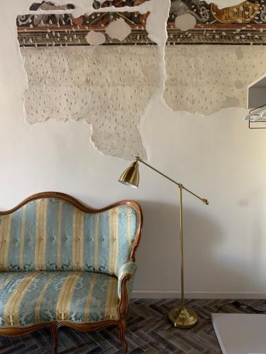 A seating area at Residenza Giulio Romano
