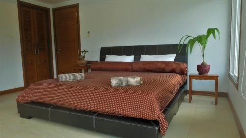 - une chambre avec un grand lit et 2 oreillers dans l'établissement Khanom Beachfront Apartment 3 Internet 100 Mbps, à Ban Na Dan