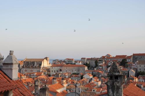 vistas a una ciudad con techos rojos en Apartments Lucia Old Town, en Dubrovnik