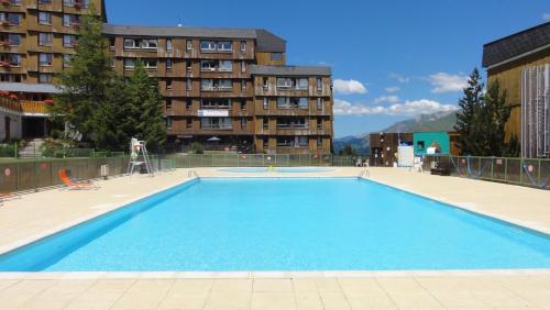 una gran piscina frente a un edificio en Arc en Ciel Les Karellis Vacances Bleues- Ski Pass Inclus, en Montricher-le-Bochet