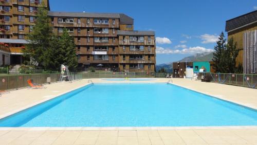 una gran piscina frente a un edificio en Arc en Ciel Les Karellis, en Montricher-le-Bochet