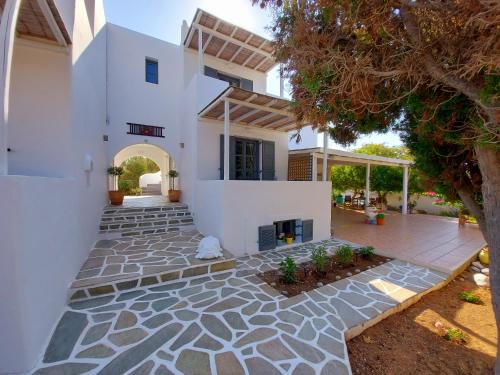 Casa blanca con una pasarela de piedra en Villa Del Mar, en Antíparos