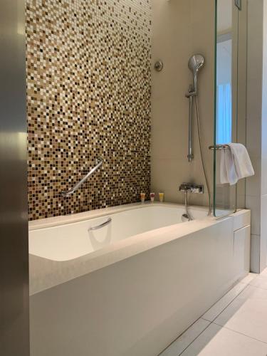 a bathroom with a bath tub and a shower at Hyatt Place Yinchuan Yuecaicheng in Yinchuan