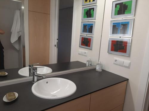 a bathroom with two sinks and a mirror at Vivienda Bendicho- CATEDRAL in Almería