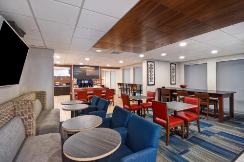 a restaurant with tables and chairs and a bar at Holiday Inn Express & Suites Allentown-Dorney Park Area by IHG in Allentown