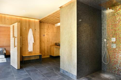 Koupelna v ubytování Demeures et Châteaux Moulin des Templiers Hôtel & SPA