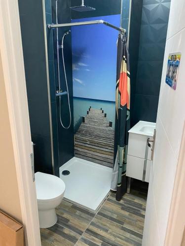 La salle de bains est pourvue d'une douche, de toilettes et d'un escalier. dans l'établissement Tahoe, à La Grande Motte