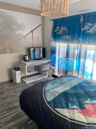 - une chambre avec un lit, un bureau et un pont dans l'établissement Tahoe, à La Grande Motte