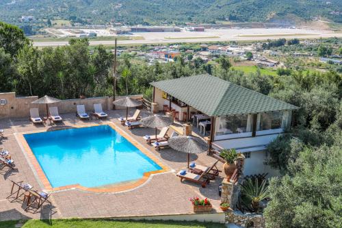 una foto di una piscina in un resort di Takis Studios a Punta