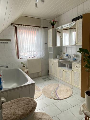 NohraにあるFerienwohnung Familie Putschkeの浴槽と洗面台のあるバスルーム