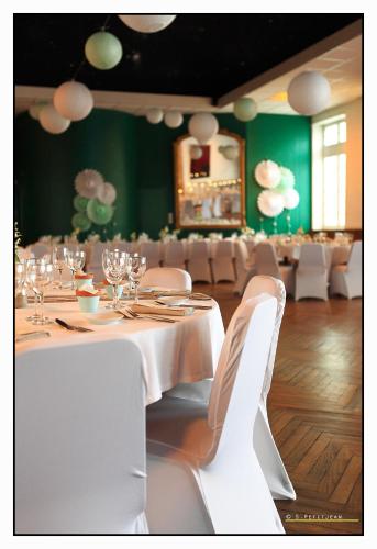 une salle à manger avec des tables blanches et des chaises blanches dans l'établissement Hôtel De France - Restaurant L'insolite, à Douarnenez