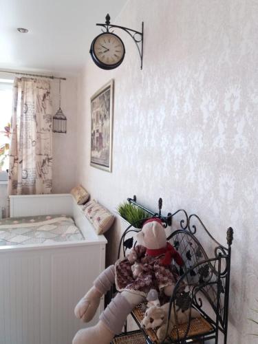 レウトフにあるNovokosino 1の時計付きの部屋に人形を抱いている者