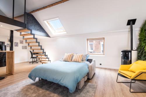 sypialnia z łóżkiem i schodami w obiekcie Magnifique Loft , Proche Métro Lille w mieście Croix