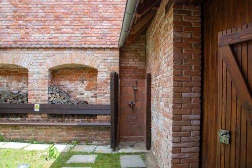 a brick building with a bench and a door at Exklusives Landhaus in Šatov