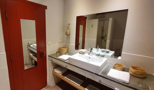 un bagno con lavandino e specchio di La ferme d'Ika a Saint-Jean-de-Luz