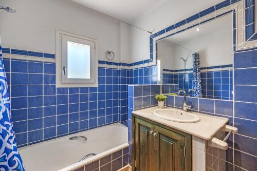 A bathroom at Villa Es Ratolí