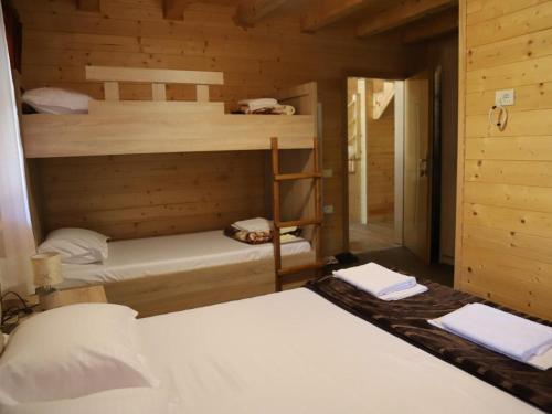 Poschodová posteľ alebo postele v izbe v ubytovaní Bujtina Malaj
