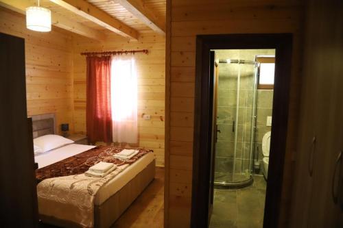 Una cama o camas en una habitación de Bujtina Malaj