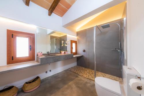 een badkamer met een douche, een toilet en een wastafel bij Sa Pleta in Manacor