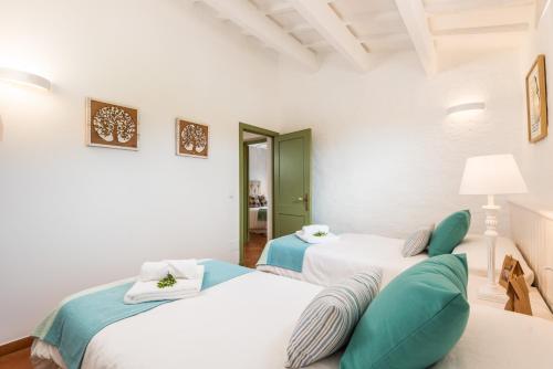 a white room with two beds and a couch at Llucasaldentet in Alaior