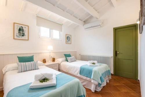 A bed or beds in a room at Llucasaldentet