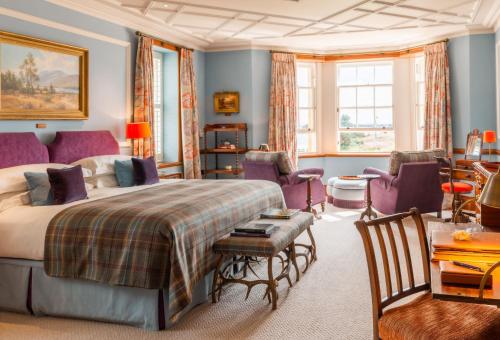 um quarto com uma cama king-size e mobiliário roxo em Links House at Royal Dornoch em Dornoch