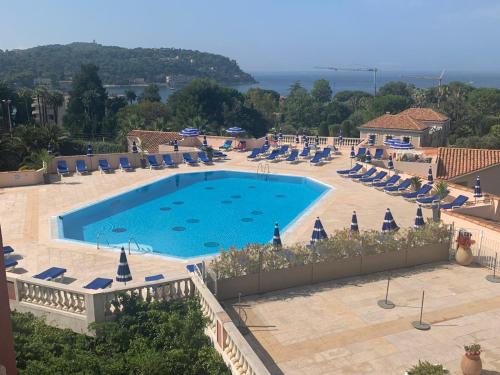 une grande piscine avec des chaises longues dans l'établissement Nice/Villefranche, à Villefranche-sur-Mer