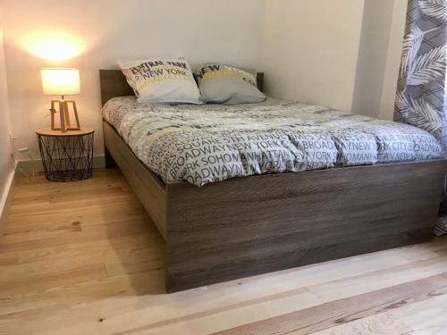 - une chambre avec un lit et du parquet dans l'établissement Studio hyper centre, proche gare, entrée indépendante, à Valence