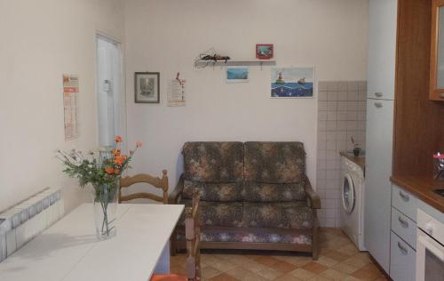 ein Wohnzimmer mit einem Sofa und einem Tisch in der Unterkunft Da Vici in La Spezia