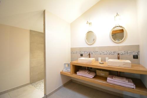 a bathroom with a sink and a mirror at LE BEL AIR DE SAINT JEAN in Belleville-en-Beaujolais